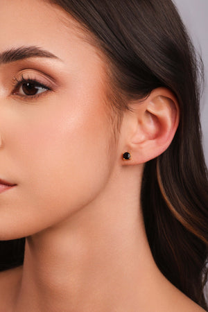 Brinco Ponto de Luz Onix 5 mm Banhado a Ouro 18K