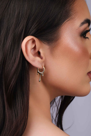 Brinco Argola Click Orgânica Derretida Cravejado Cristal 2.8 cm Banhado a Ouro 18K