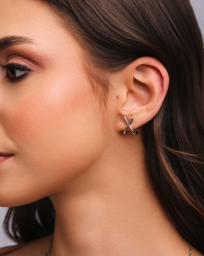 Brinco Ear Hook em X Ródio Branco