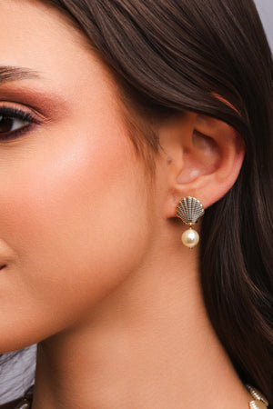 Brinco Base Concha com Pérola Banhado a Ouro18k