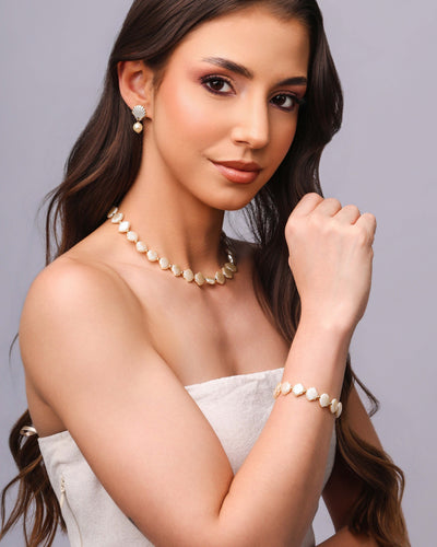 Choker Mini Conchas Peroladas Banhado a Ouro 18K - 30 cm