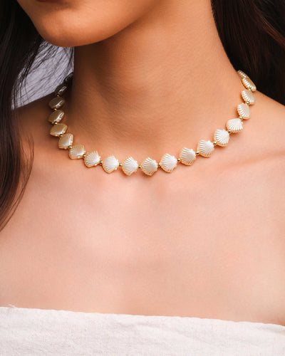 Choker Mini Conchas Peroladas Banhado a Ouro 18K - 30 cm