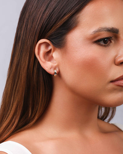 Brinco Argola Florzinha Cravejada Cristal Banhado a Ouro 18K