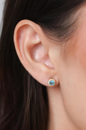 Brinco Ponto de Luz Topázio Sky 6 mm Cravejado Banhado a Ouro 18K