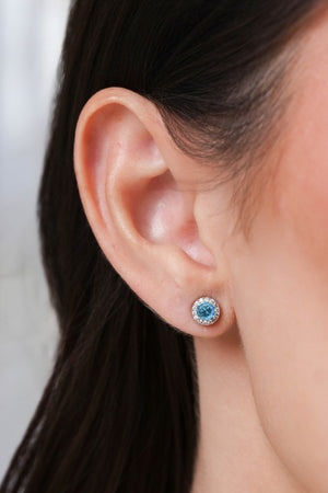 Brinco Ponto de Luz Topázio Sky 6 mm Cravejado Ródio Branco