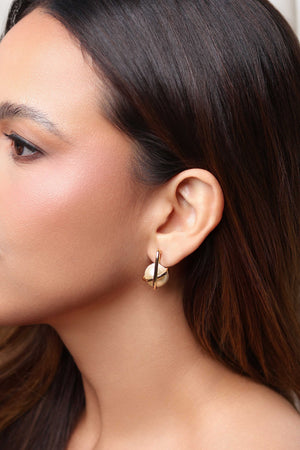 Brinco Meia Pérola Entrelaçadas Banhado a Ouro 18K