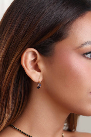 Brinco Argola Pontos de Luz Pretos Banhado a Ouro 18K