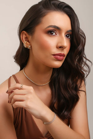 Ear Hook Fio Liso Flores Cravejadas Cristal Banhado a Ouro 18K