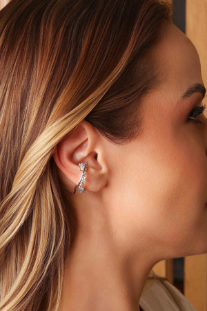 Ear Hook Fio Liso Flores Cravejadas Cristal Ródio Branco