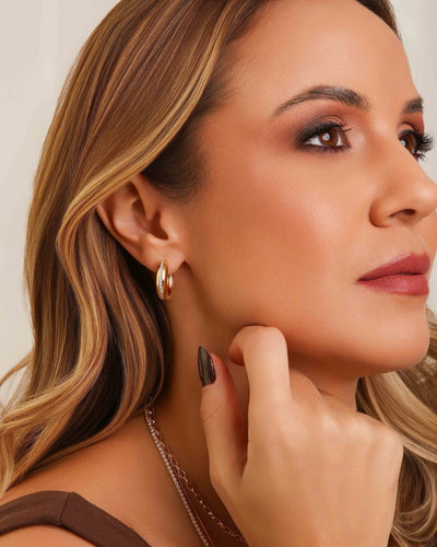 Brinco Argola Lisa Cravejada Cristal Banhado a Ouro 18K