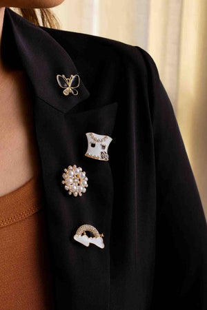 Broche Borboleta Esmaltado Preto com Detalhes Cravejado Cristal