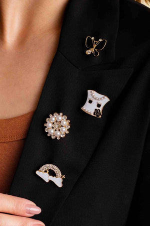 Broche Nuvem Arco-Iris Esmaltado Branco com Detalhes Cravejado Cristal