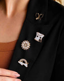 Broche Nuvem Arco-Iris Esmaltado Branco com Detalhes Cravejado Cristal