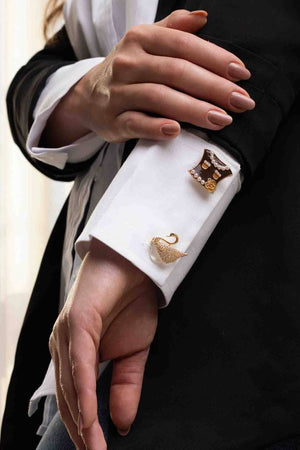 Broche Blazer Esmaltado Marrom com Pérolas e Flor
