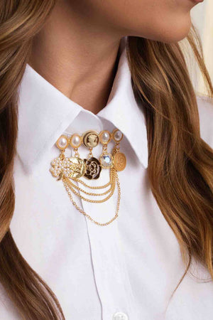 Broche Base Pérola, Camafeu e Flor Esmaltada com Trevo e Correntes