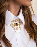 Broche Base Pérola, Camafeu e Flor Esmaltada com Trevo e Correntes