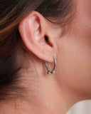 Brinco Argola Oval Click Detalhe Bolinhas Lisa