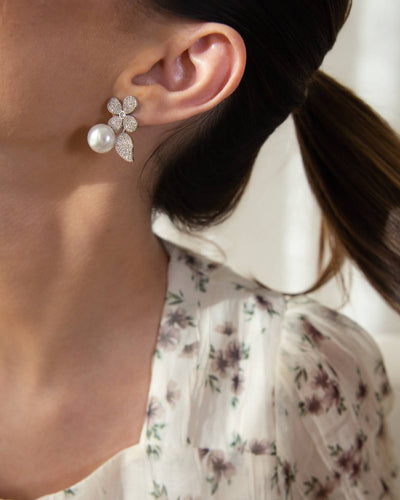 Brinco Ear Jacket Flor Cravejada Cristal com Pérola Shell