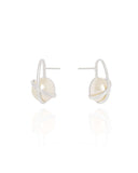 Brinco Meia Pérola Entrelaçadas Ródio Branco