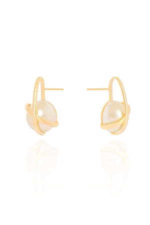 Brinco Meia Pérola Entrelaçadas Banhado a Ouro 18K