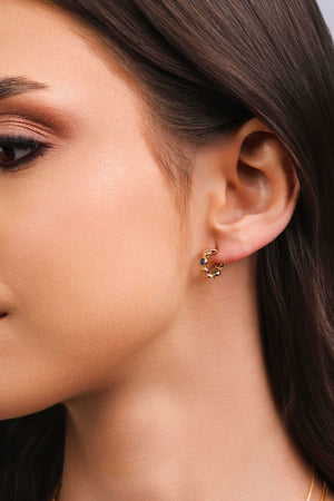 Brinco Argola Cravação Inglesa Colorida 1.3 cm Banhado a Ouro 18K