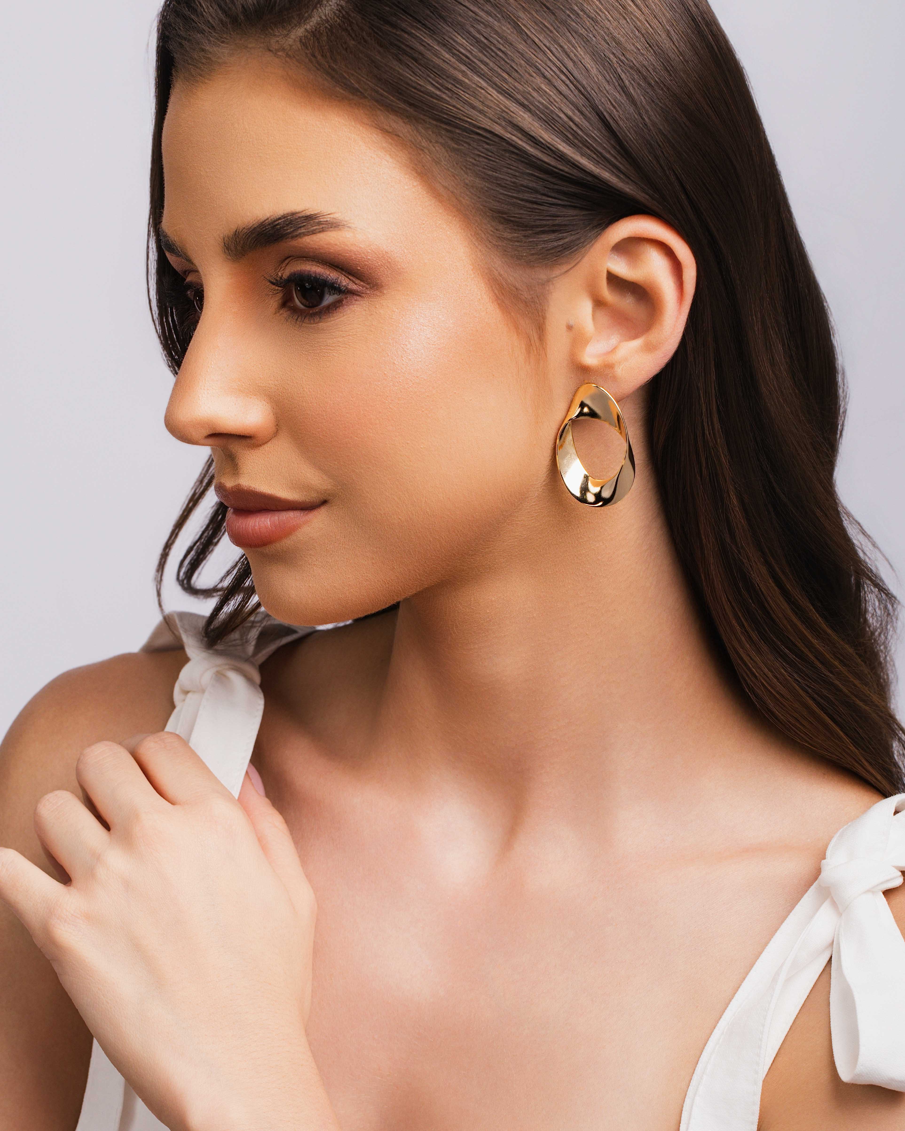 Brinco Oval Torcido Liso Banhado a Ouro 18K