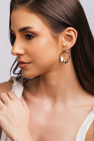 Brinco Oval Torcido Liso Banhado a Ouro 18K