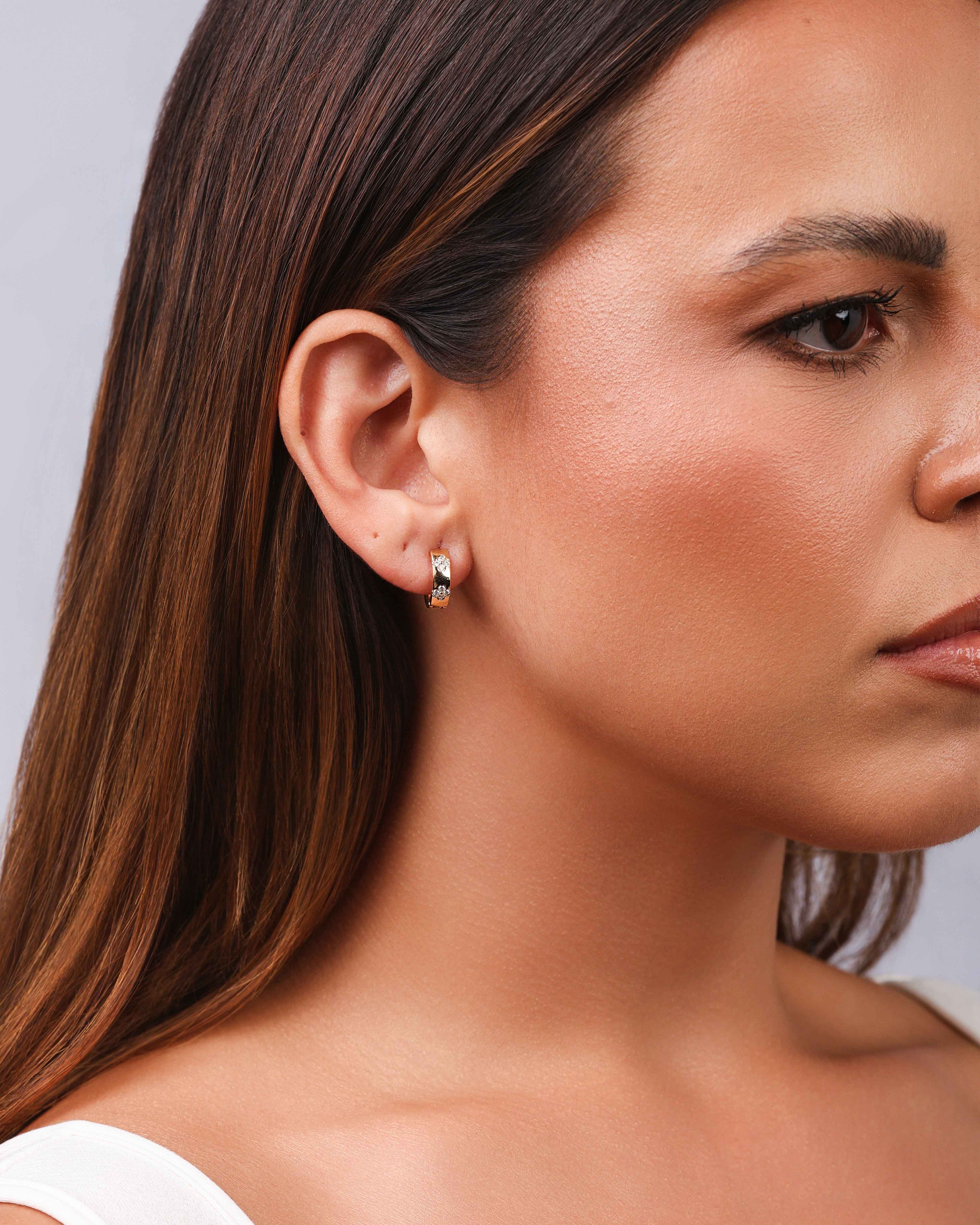 Brinco Argola Florzinha Cravejada Cristal Banhado a Ouro 18K