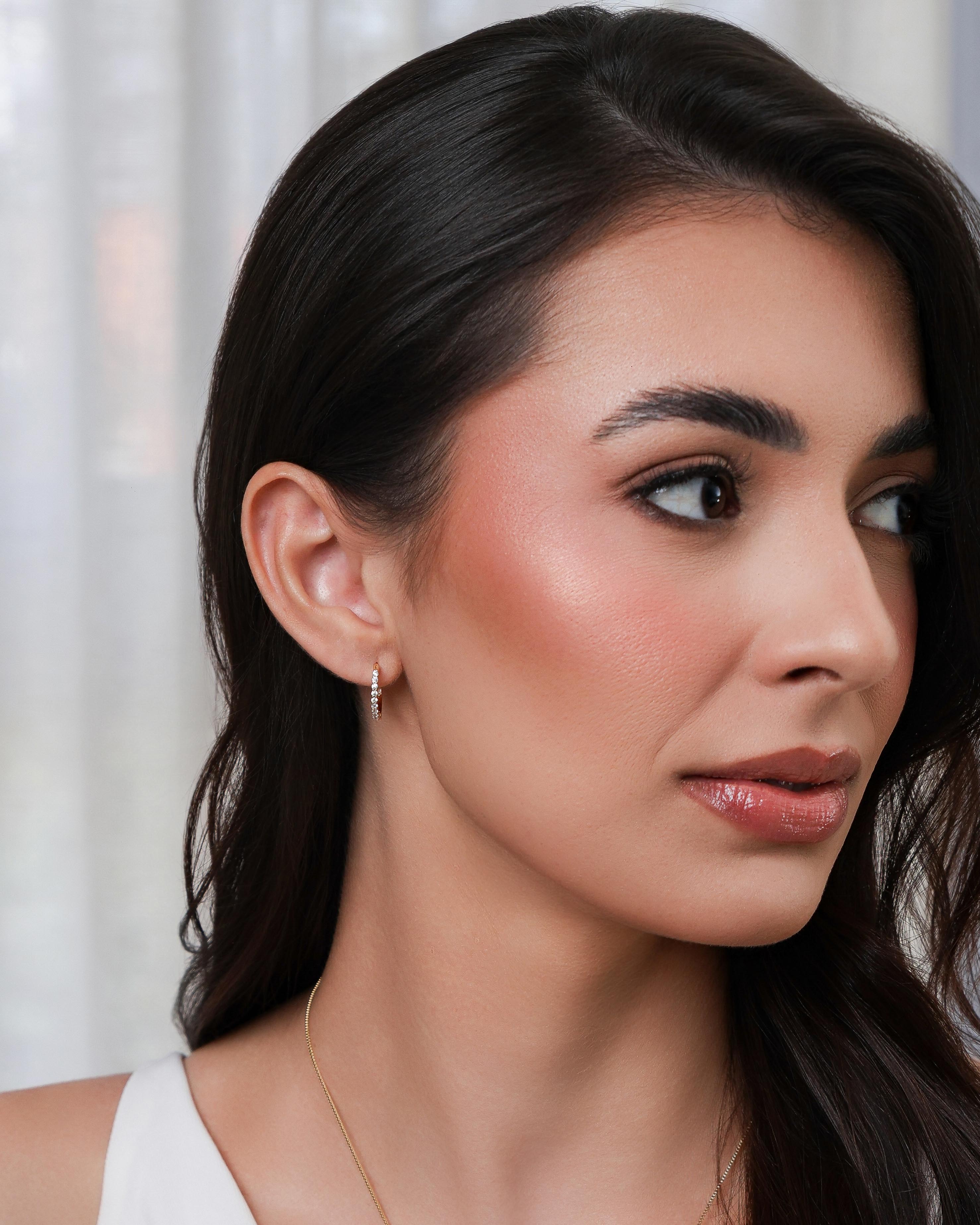 Brinco Argola Click Cravejada Cristal Banhado a Ouro 18K