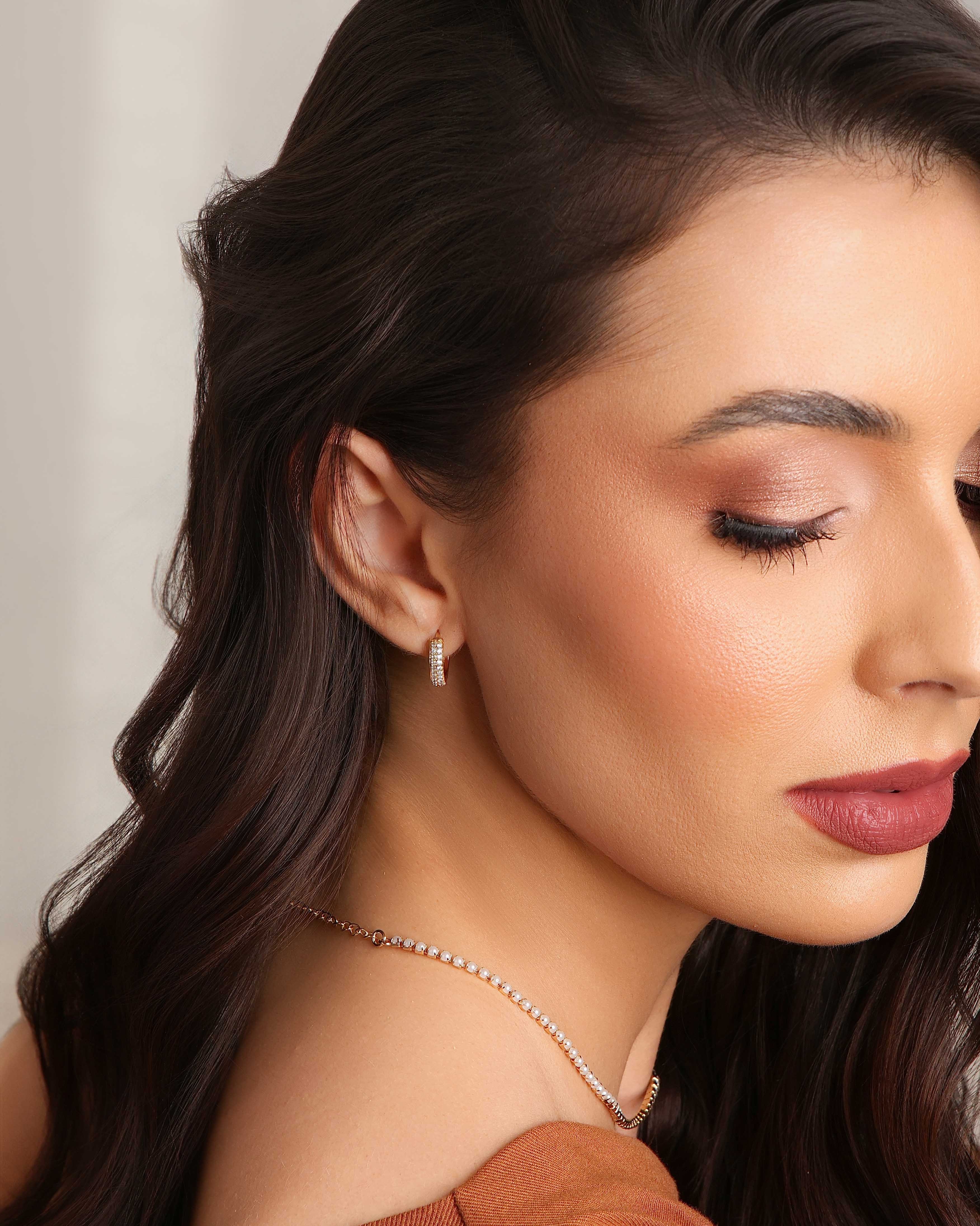 Brinco Argola Abaulada Cravejada Cristal Banhado a Ouro 18K