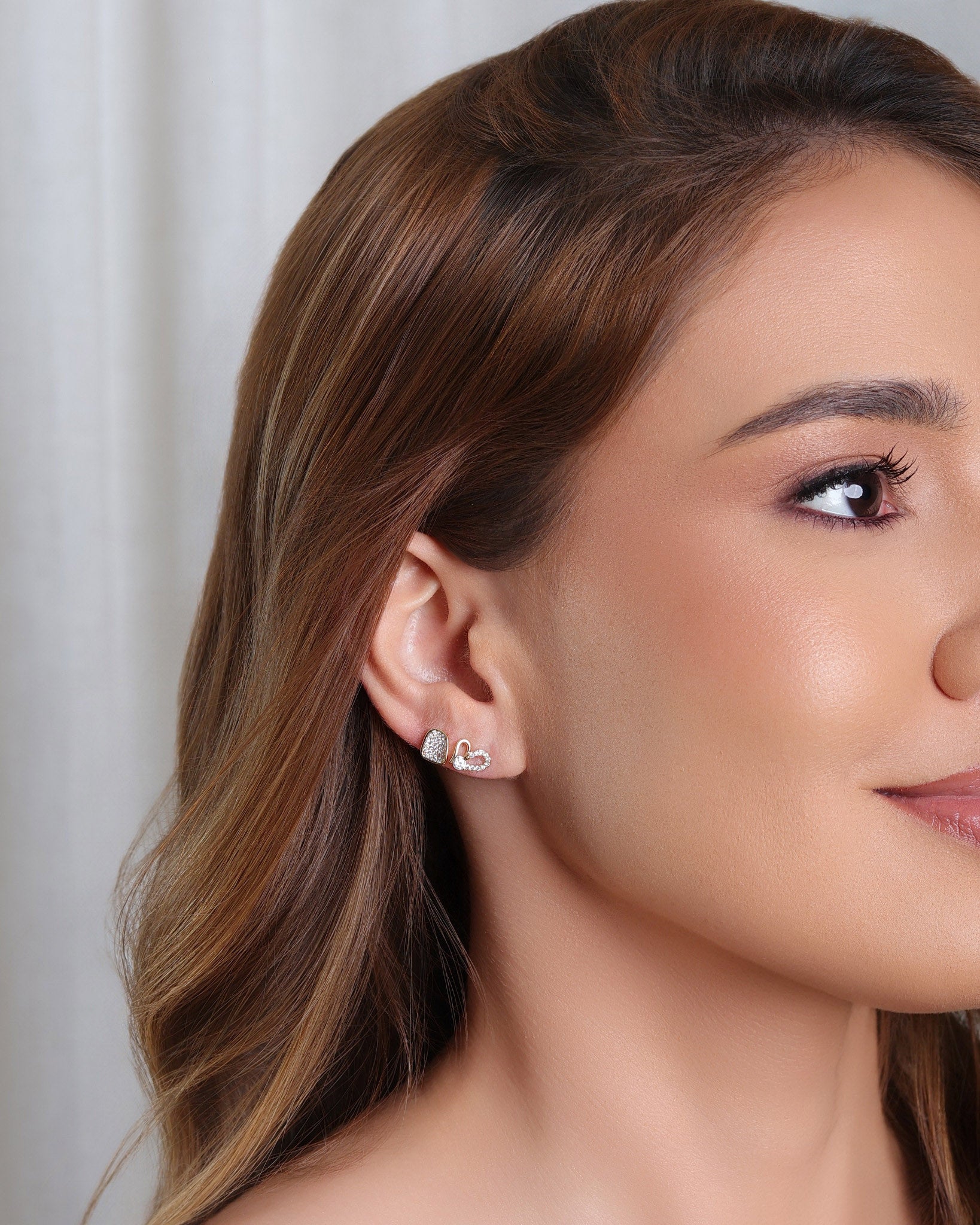 Brinco duplo Coração e Retângulo Cravejado Cristal Banhado a Ouro 18K