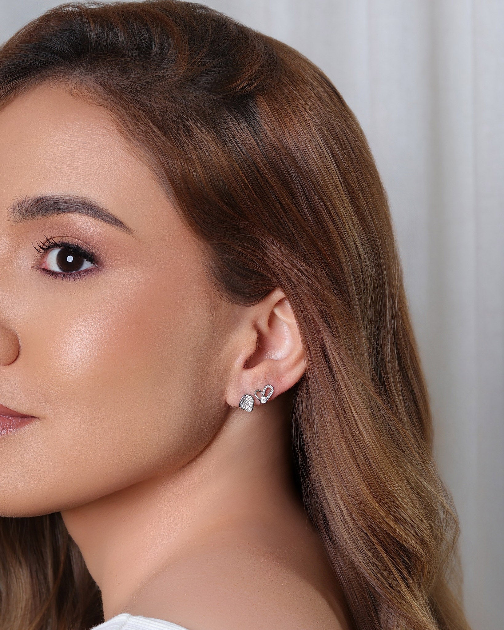 Brinco duplo Coração e Retângulo Cravejado Cristal Ródio Branco