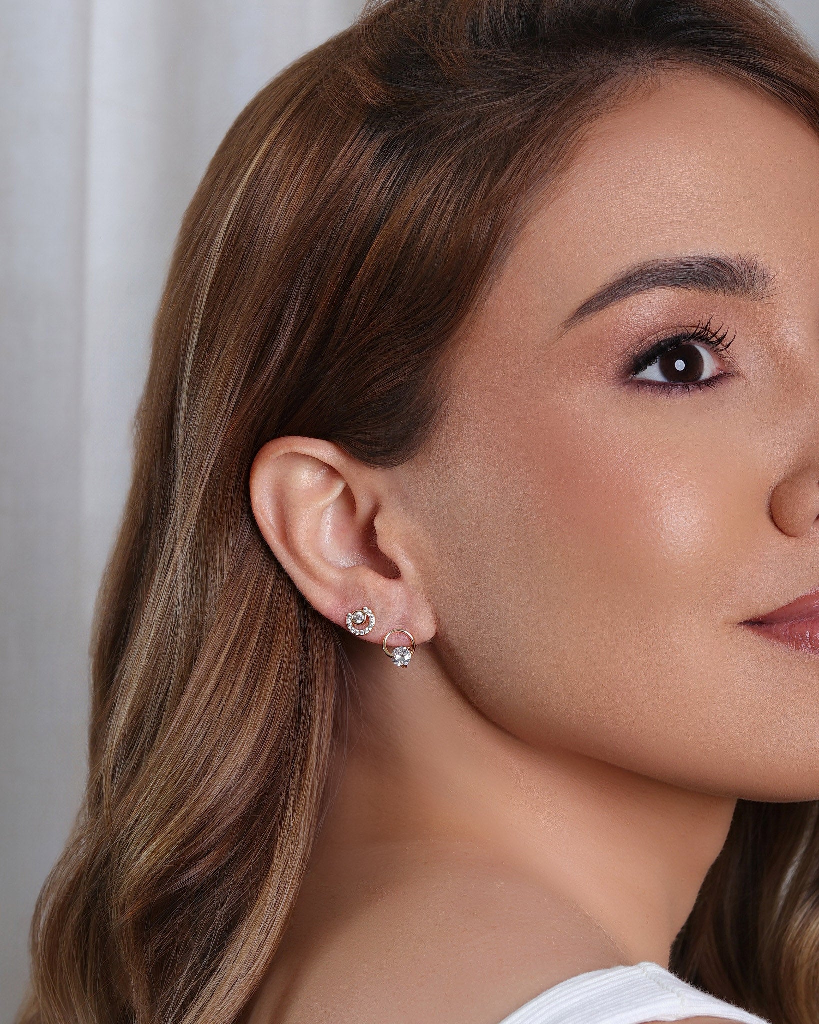 Brinco Duplo Circulo com Ponto de Luz e Circulo Cravejado Cristal Banhado a Ouro 18K