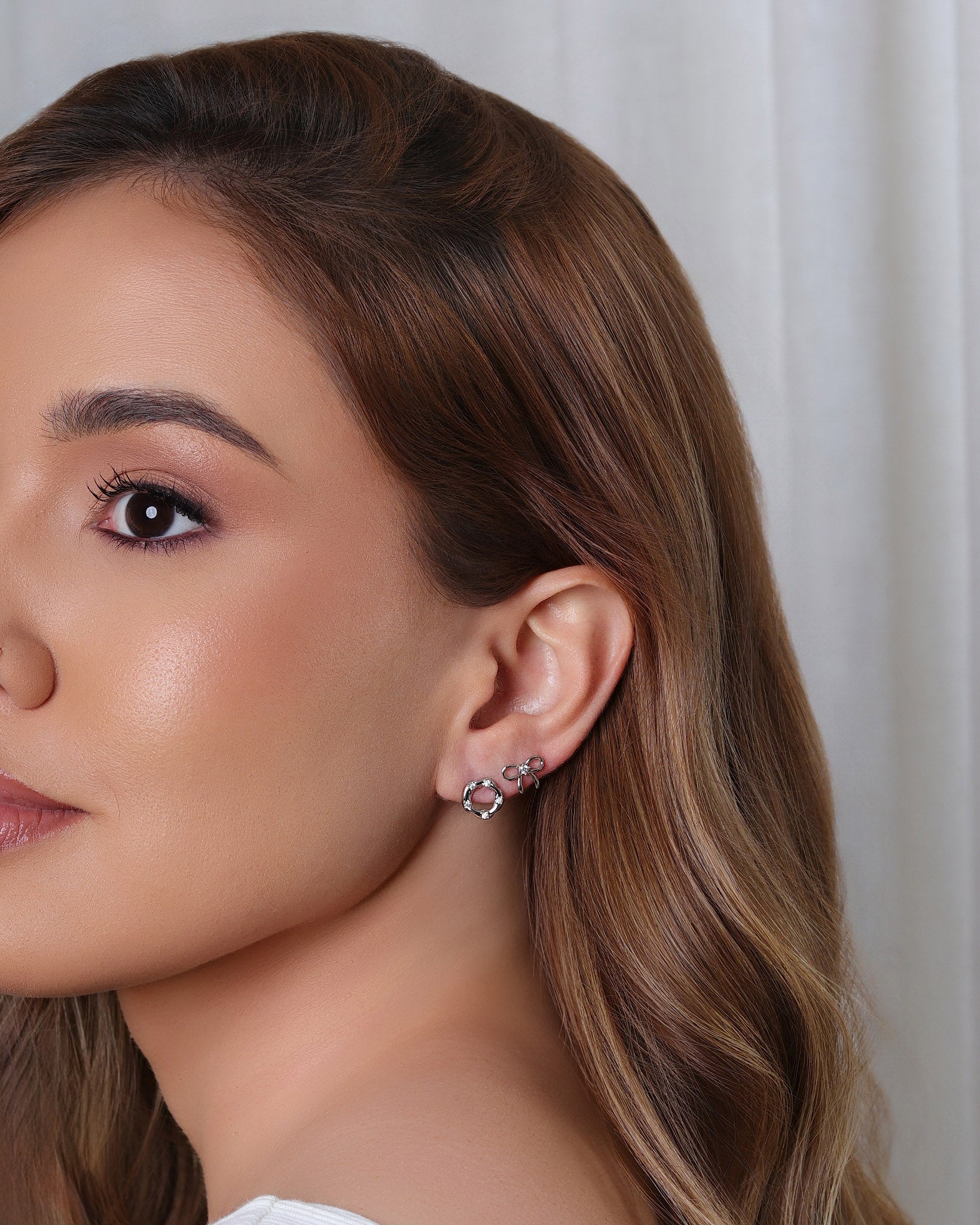 Brinco Duplo Laço Ponto de Luz e Circulo Ponto de Luz Ródio Branco