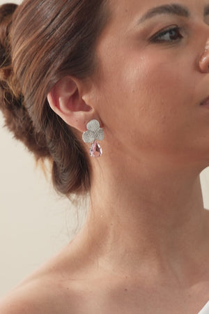 Brinco Folhas Cravejadas Cristal e Gota Pendente Rosa