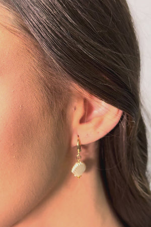 Gargantilha Longa Conchas Peroladas Banhado a Ouro 18K - 60 cm