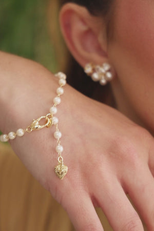 Pulseira Pérola com Pingente Coração e Fecho Coração