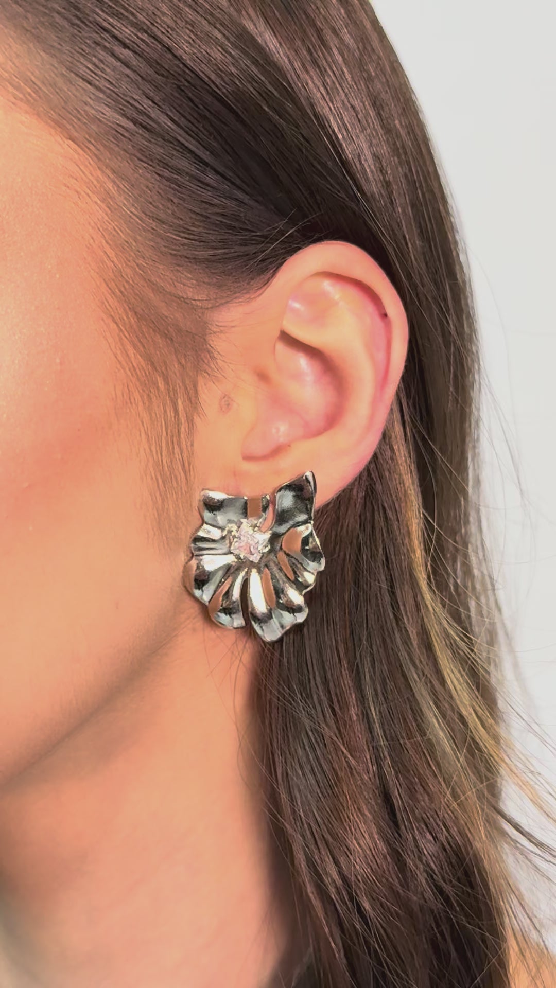 Brinco Flor Detalhada Carré Cristal Ródio Branco