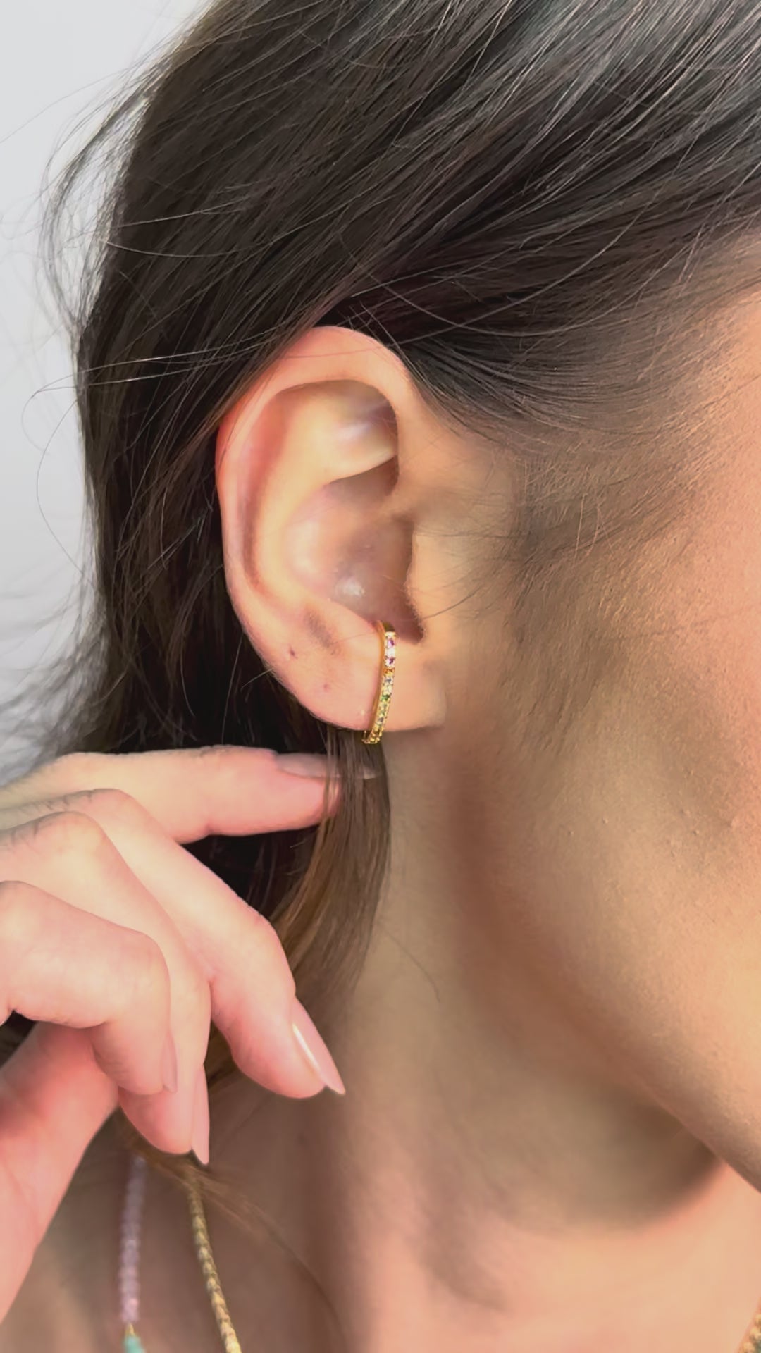 Ear Hook Cravejado Colorido 1.9 cm Banhado a Ouro 18K