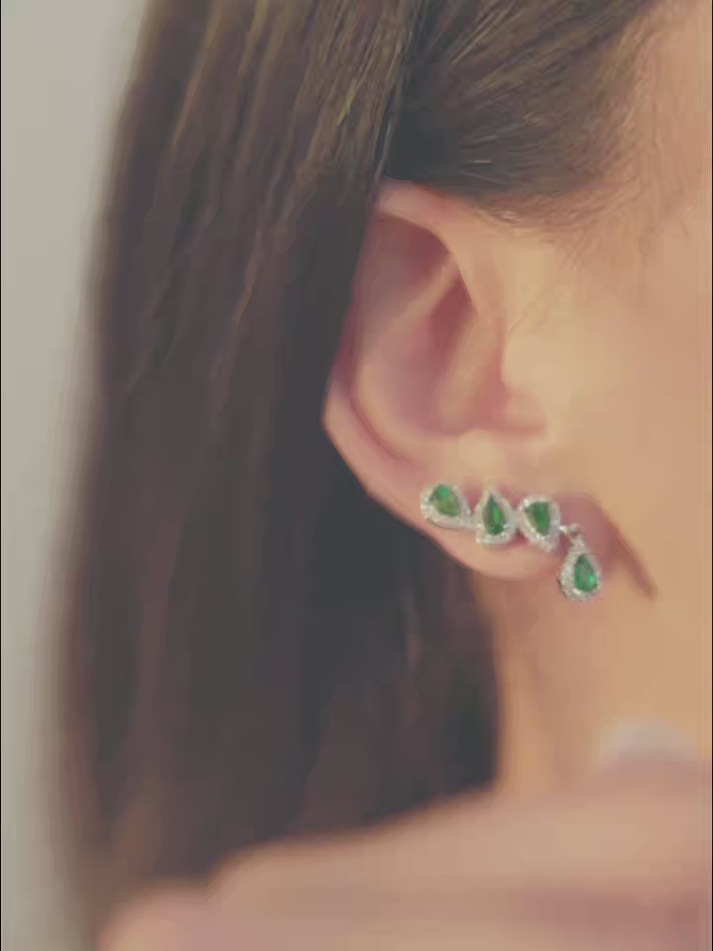Ear Cuff Esmeralda Cravejado Cristal com Gota Pendente
