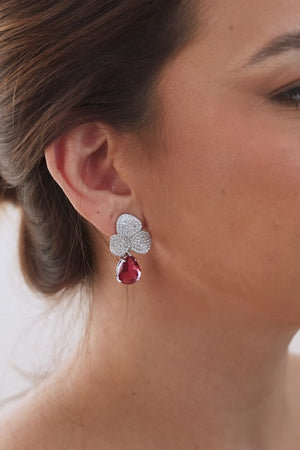 Brinco Folhas Cravejadas Cristal e Gota Pendente Rubi